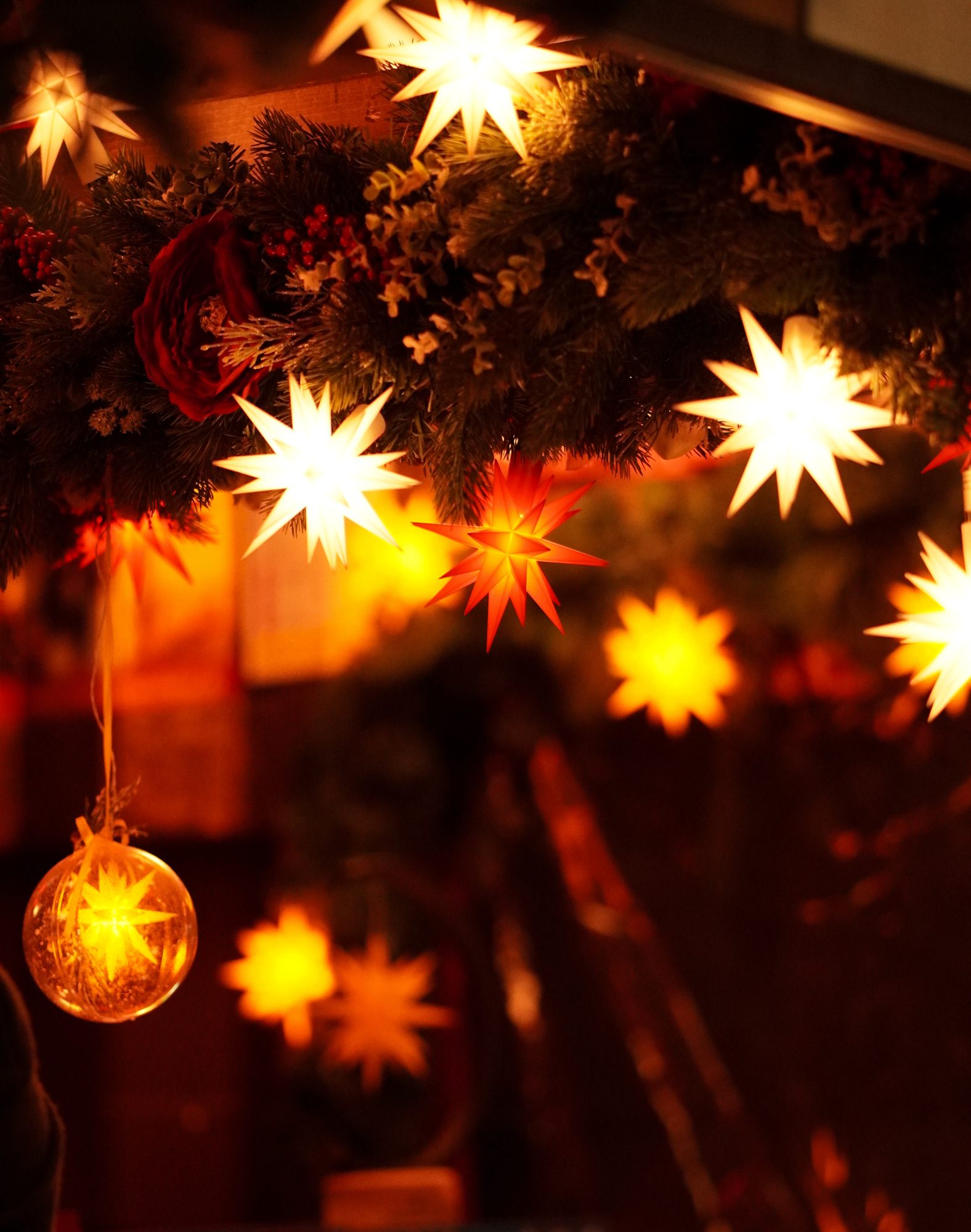 Herrnhut stars glowing at a market