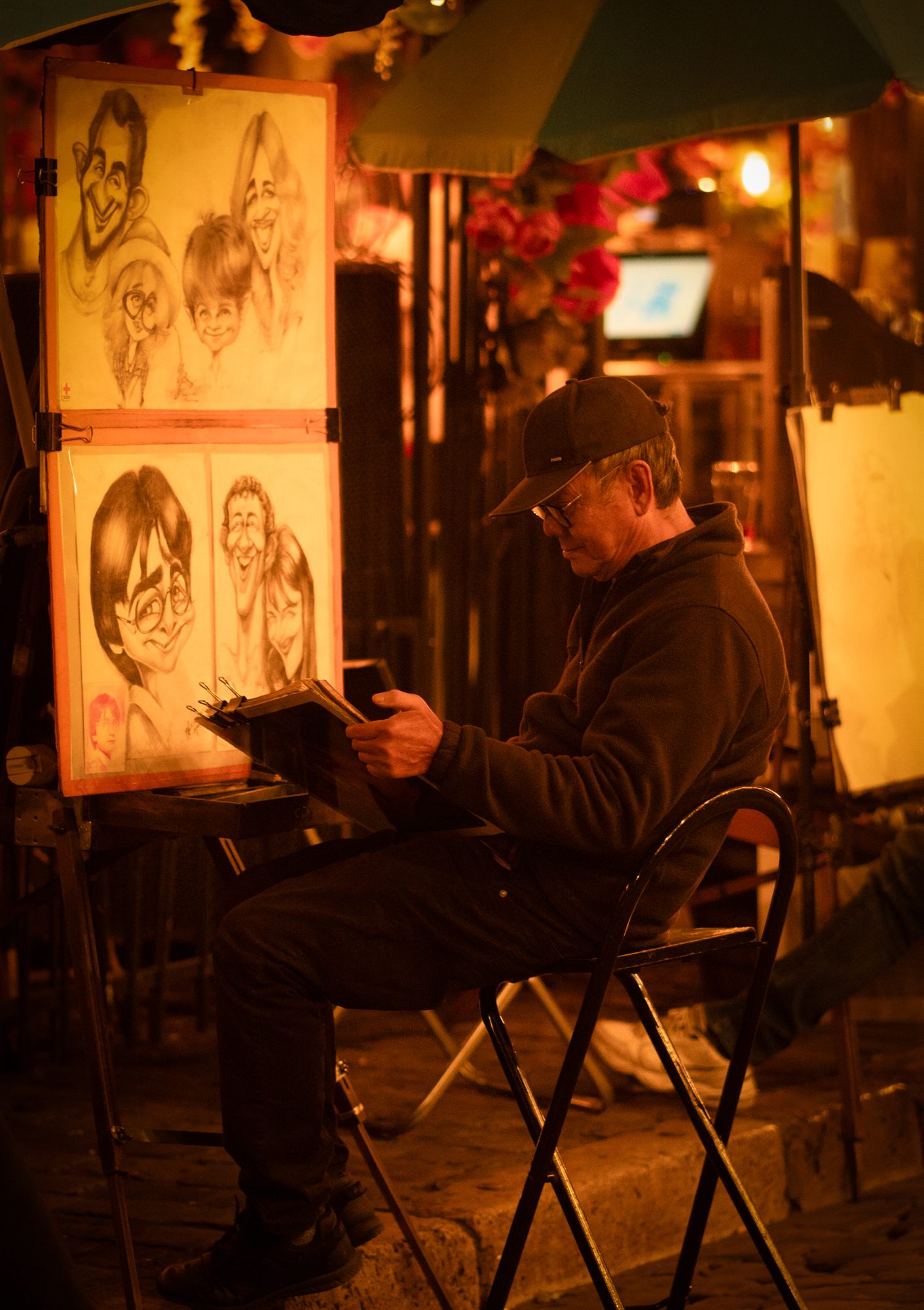 Street artist sketching in Montmartre